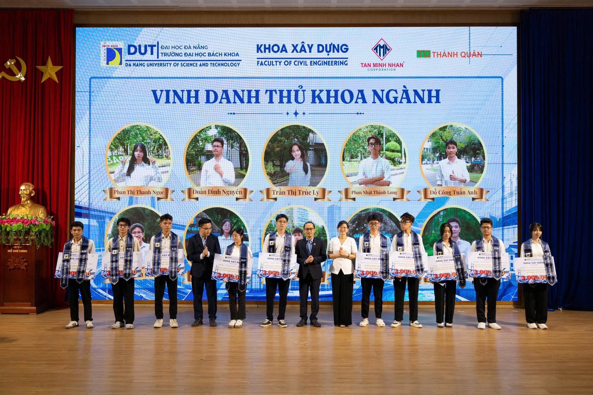 Vinh danh 10 tân thủ khoa và những gương mặt sinh viên tiêu biểu