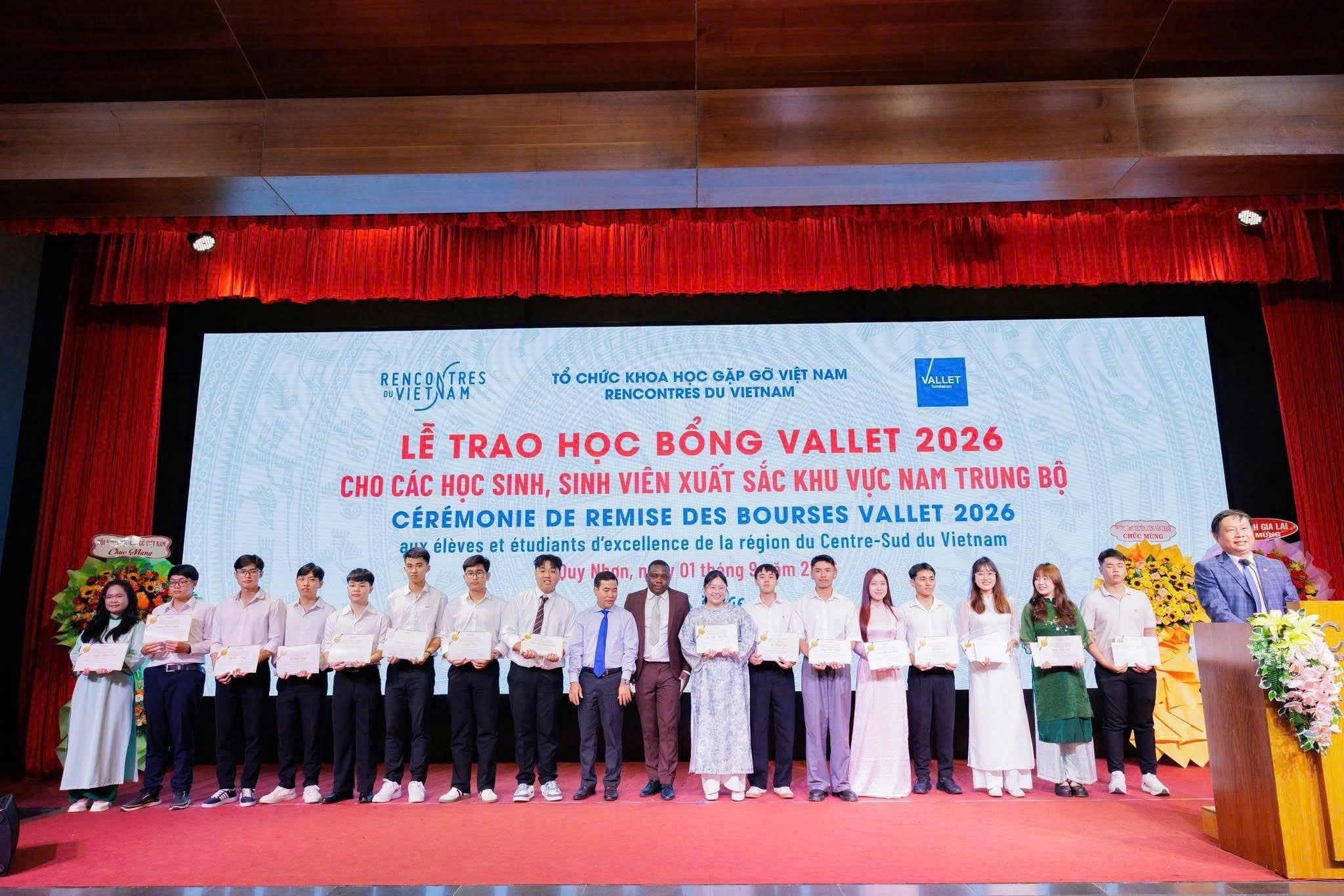 Vinh danh: Chúc mừng 03 sinh viên Khoa Xây dựng xuất sắc nhận học bổng Vallet